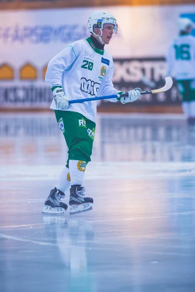 David Broden begint de tweede helft op het bandy duel tussen Ha — Stockfoto