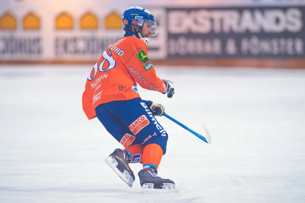 Tobias Bjorklund na utkání v bandy hokeji hru mezi Hammarby a Bollnas — Stock fotografie