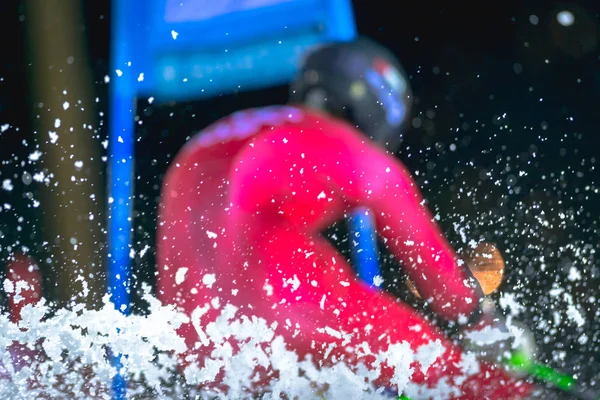 Ongericht slalom man passerende in het Fis Parallel slalom city — Stockfoto