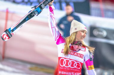 FIS, ödül cermony önce mutlu Mikaela Shiffrin (ABD)