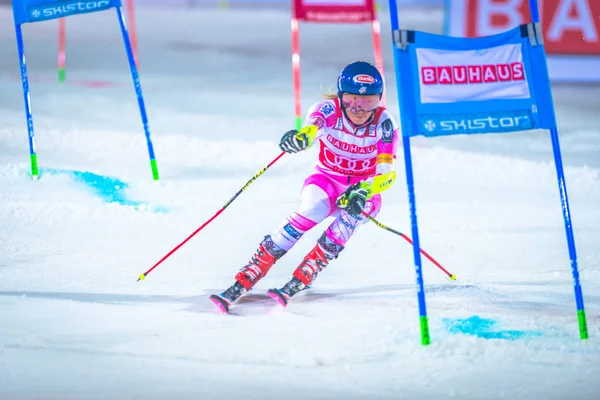 Mikaela Shiffrin (EE.UU.) en el evento FIS Parallel slalom city en —  Fotos de Stock