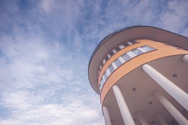 O bölgede yeni inşa edilen residentential art deco Dış cephesi