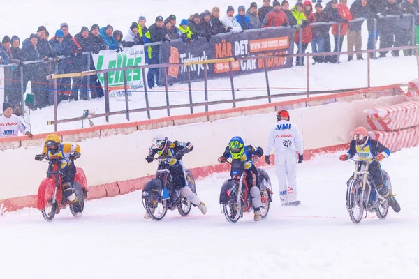 Iceracing гонщиків на початку сітки під час Шведська Національна c — стокове фото