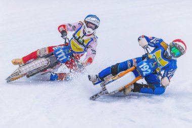 İsveç Ulusal Şampiyonası sırasında iki iceracing Racers bir
