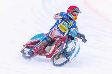 İsveç Ulusal Şampiyonası sırasında renkli iceracing yarışçı