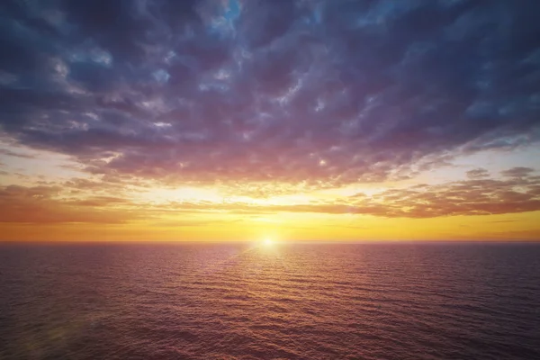 Solnedgång vid havet i levande färger — Stockfoto