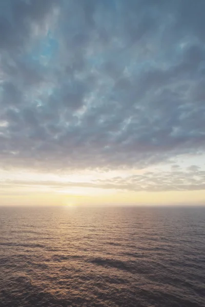 Захід сонця в океані в приглушених кольорах — стокове фото