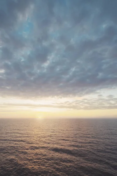 Solnedgång vid havet i dämpade färger — Stockfoto