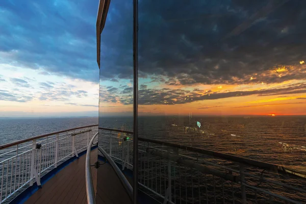 Reflexão do restaurante em uma balsa com um pôr do sol no s — Fotografia de Stock