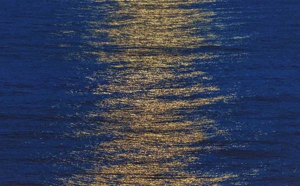 波紋殖産事業展開と穏やかな海の上の満月からの反射 — ストック写真