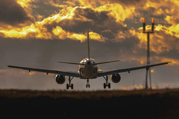 Airliner landing at Stockholm Arlanda (ARN) airport during after — Stock Photo, Image