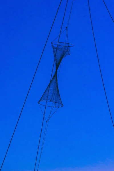 Arte de pesca abstrata contra um céu azul — Fotografia de Stock