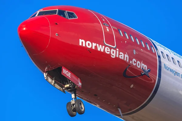 Passagerarplan från norsk landar på Stockholm Arlanda (Arn) flygpla — Stockfoto