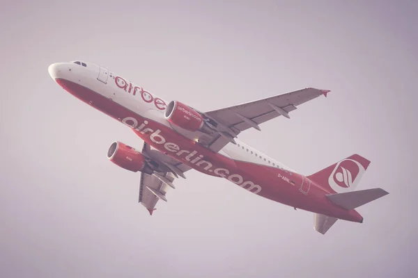 Passagerarplan från Air Berlin avgår från Stockholm Arlanda (Arn) — Stockfoto