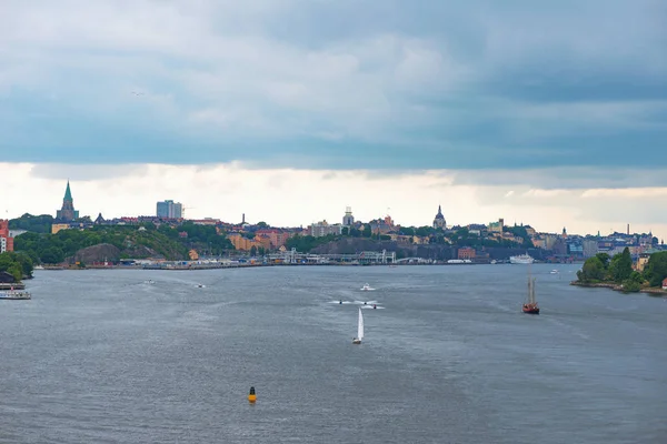 Haven van Stockholm haven met grijze luchten — Stockfoto