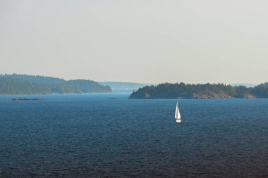 Stockholm adalar sisli hava sırasında yelkenli