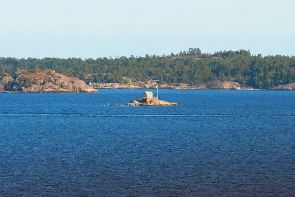 Bardzo mały domek na bardzo małej wyspie w szwedzkim archipe — Zdjęcie stockowe