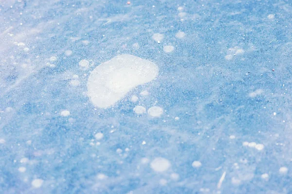 Burbujas de aire en hielo azul durante la primavera — Foto de Stock