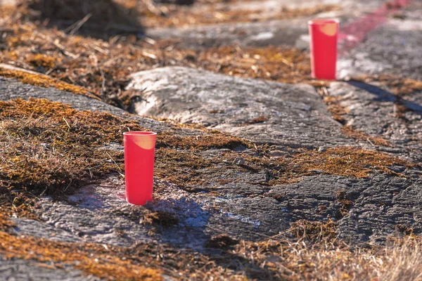 Trous percés avec des tuyaux rouges pour faire exploser avec dynamite et clair — Photo