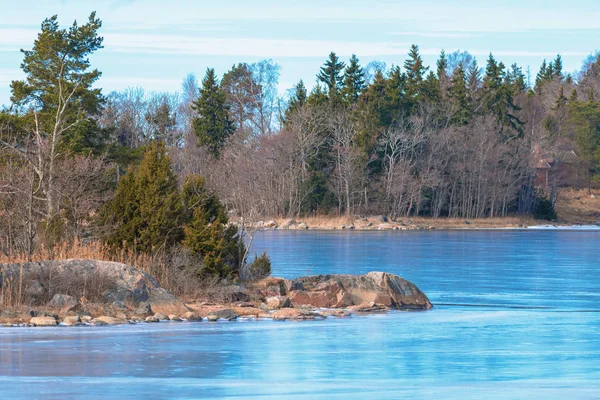 Scenę Wiosny od strefy przybrzeżnej z lodem na jeziorze podczas opalania — Zdjęcie stockowe