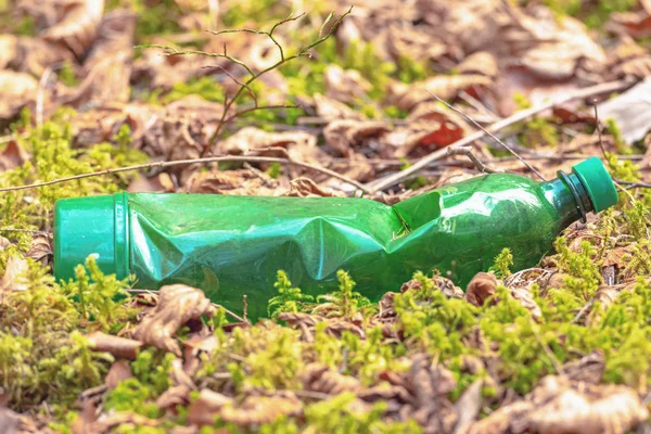 Butelki z tworzyw sztucznych lub Pet generowany w przyrodzie jako śmieci — Zdjęcie stockowe