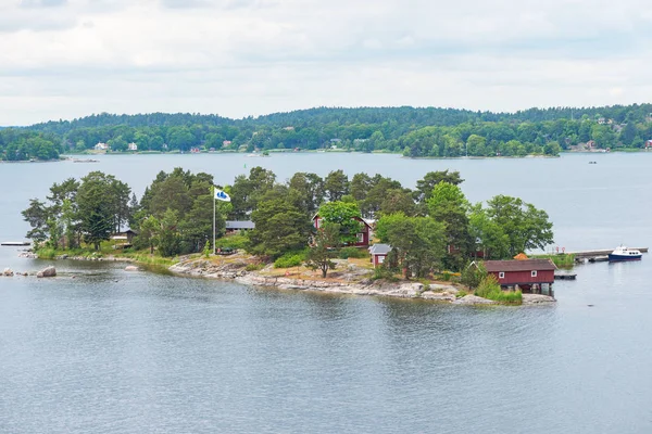 Mała wyspa z domów w archipelagu szwedzki poza S — Zdjęcie stockowe
