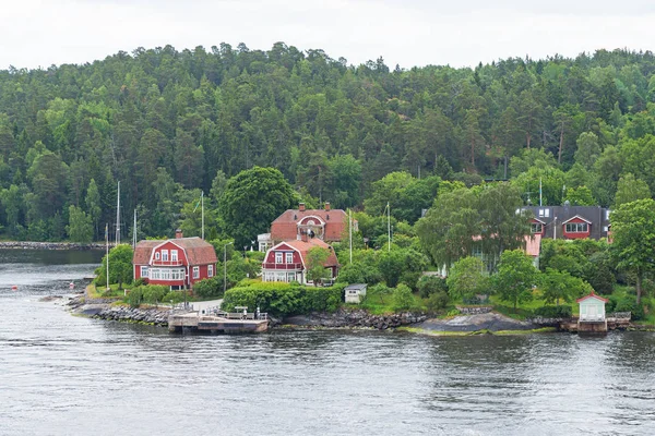 Klein dorp met een pier in de Zweedse scherenkust buiten — Stockfoto