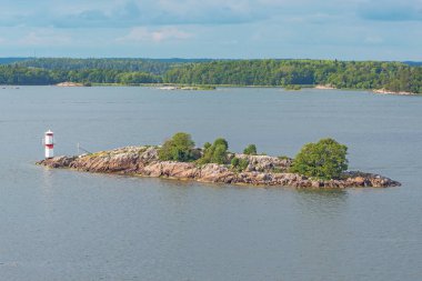İsveçli archip beyaz bir işaret ile küçük bir ada görünümünü