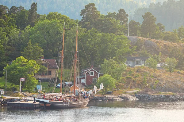 A svéd gyerekek el a tábor, egy nagy vitorlás a hajó — Stock Fotó