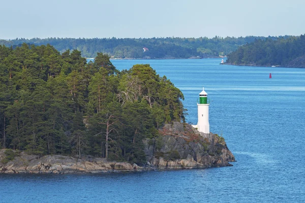 Vit fyr vid kusten i den svenska skärgården utanför — Stockfoto