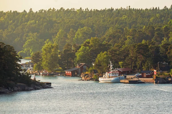 İsveçli adalar dışında küçük pastoral limanında römorkör — Stok fotoğraf