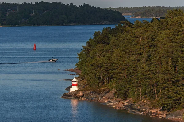 Małej latarni lub beacon w czerwone i białe na skalistym brzegu w — Zdjęcie stockowe