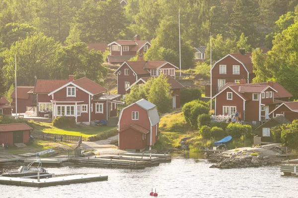 Μικρό γραφικό παραθαλάσσιο χωριό στο σουηδικό αρχιπέλαγος πνεύμα — Φωτογραφία Αρχείου