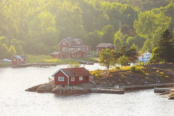 Kis festői tengerparti faluban, egy öbölben, a svéd archip — Stock Fotó