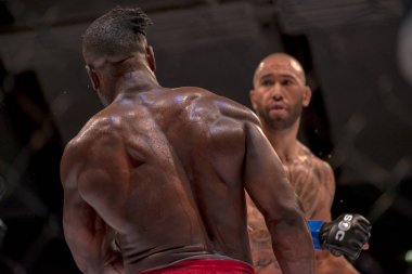 MMA Ünvan maçına arada Papy Abedi vs Dylan Andrews, Çift 