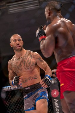 MMA Ünvan maçına arada Papy Abedi vs Dylan Andrews, Çift 