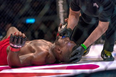 MMA Ünvan maçına arada Papy Abedi vs Dylan Andrews, Çift 