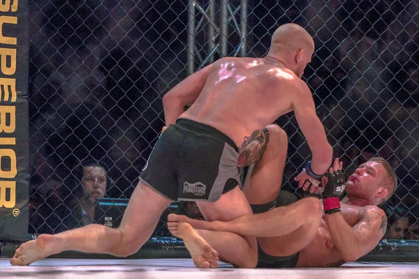 MMA luta pelo título entre David Bielkheden vs Morten Djursaa no Su — Fotografia de Stock