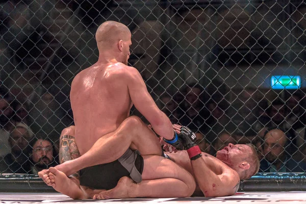 Boj o mistrovský titul MMA mezi David Bielkheden vs Morten Djursaa na Su — Stock fotografie