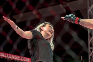 Kazanan çift, Camilla Lackberg ile Simon Skold kutluyor