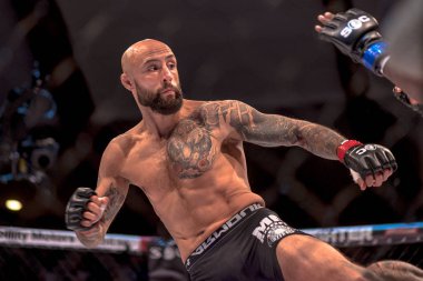 MMA Ünvan maçına arada Martin Akhtar vs Kevin Petshi, Superio