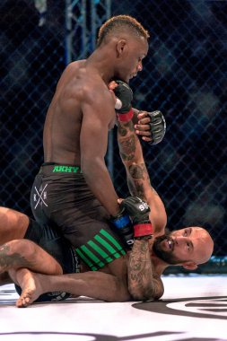 MMA Ünvan maçına arada Martin Akhtar vs Kevin Petshi, Superio