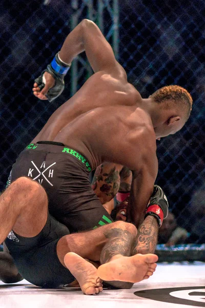 Luta pelo título do MMA entre Martin Akhtar vs Kevin Petshi no Superio — Fotografia de Stock