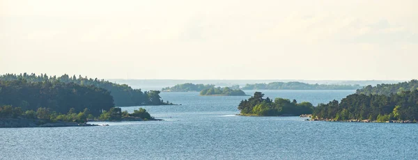 Arial panoramatický pohled z mnoha malých ostrovů v archipelag — Stock fotografie