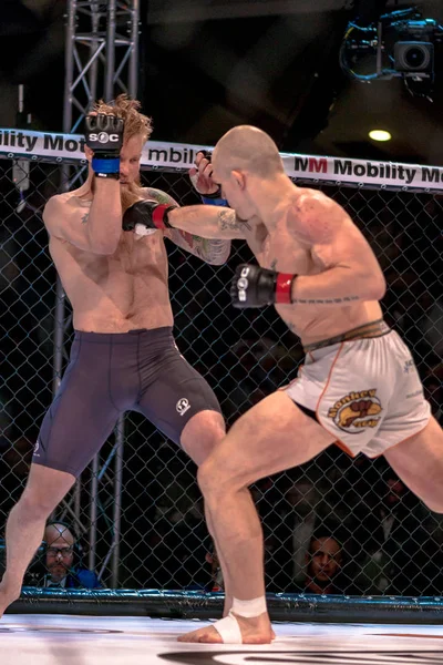 MMA boj mezi Zebaztian Kadestam vs Juho Valamaa v Superior — Stock fotografie