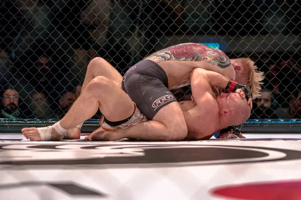 MMA kampen mellan Zebaztian Kadestam vs Juho Valamaa på Superior — Stockfoto