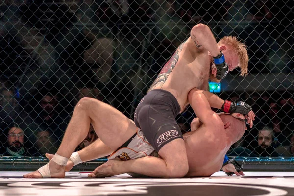 MMA boj mezi Zebaztian Kadestam vs Juho Valamaa v Superior — Stock fotografie