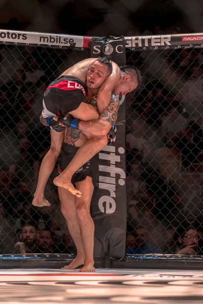 MMA luta entre Thomas Hytten vs Fernando Flores no Superior C — Fotografia de Stock