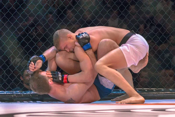 MMA gevecht tussen Oliver Enkamp vs Frodi Hansen op Superior Chal — Stockfoto