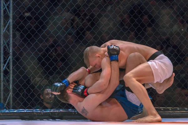MMA kampen mellan Oliver Enkamp vs Frodi Hansen på Superior utma — Stockfoto